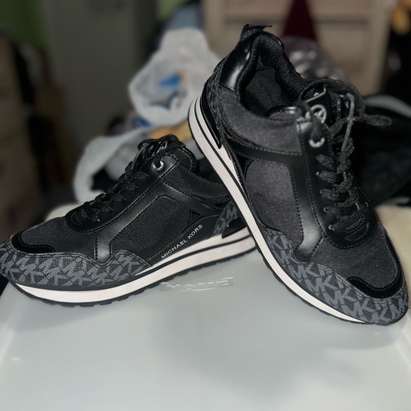 Women Micheal Kors Wilma Logo Trainer shoes - Picture 6 of 13